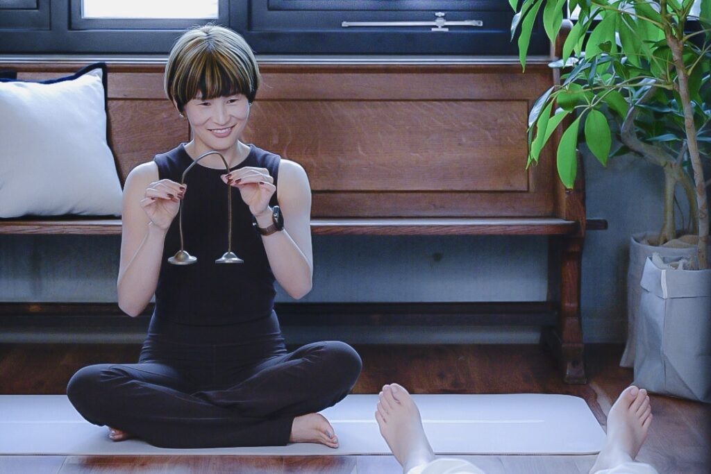 インストラクター てらいあつこ ヨガとピラティス指導風景