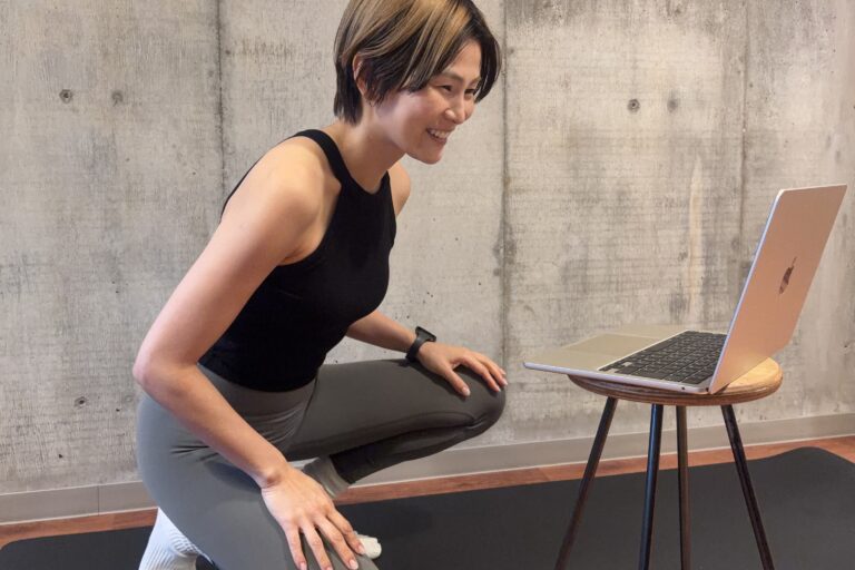 インストラクター てらいあつこ オンラインヨガ指導風景