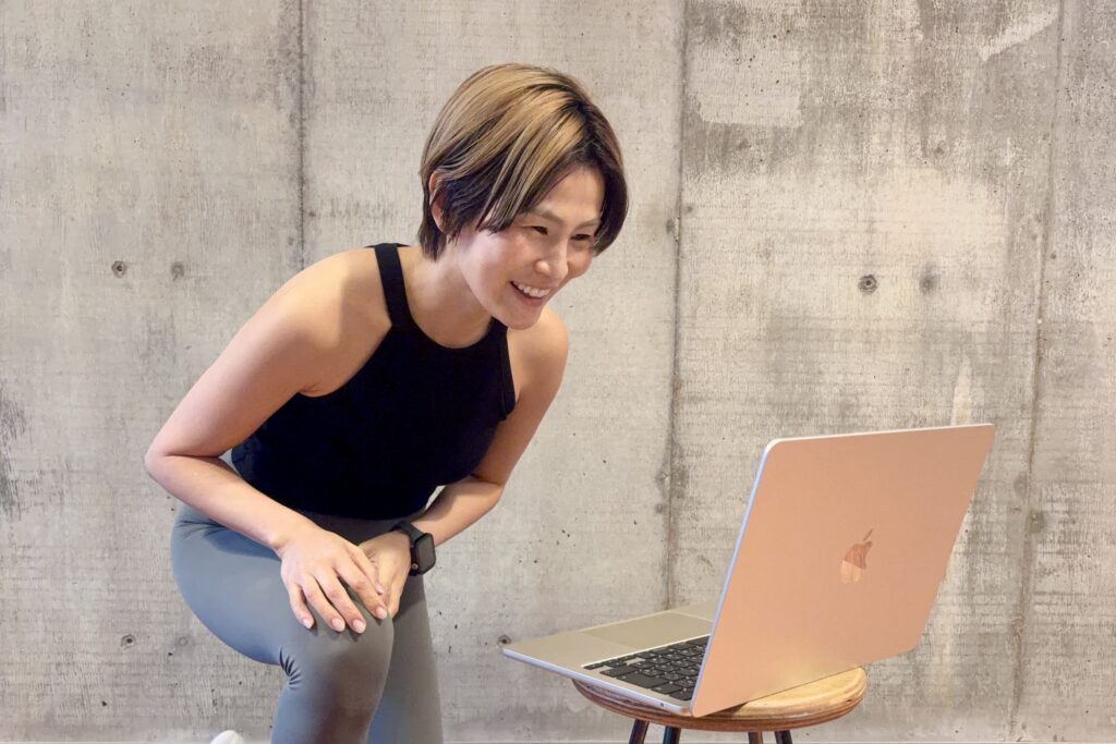 インストラクター てらいあつこ オンラインヨガ指導風景